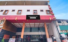 Oyo Townhouse Gajuwaka Near Cmr Mall